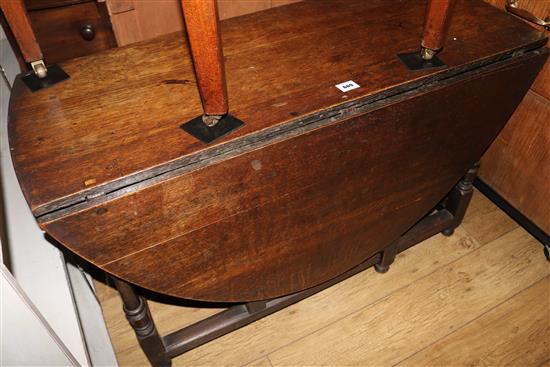 A 17th century style oak gateleg table on turned supports, L.117cm
